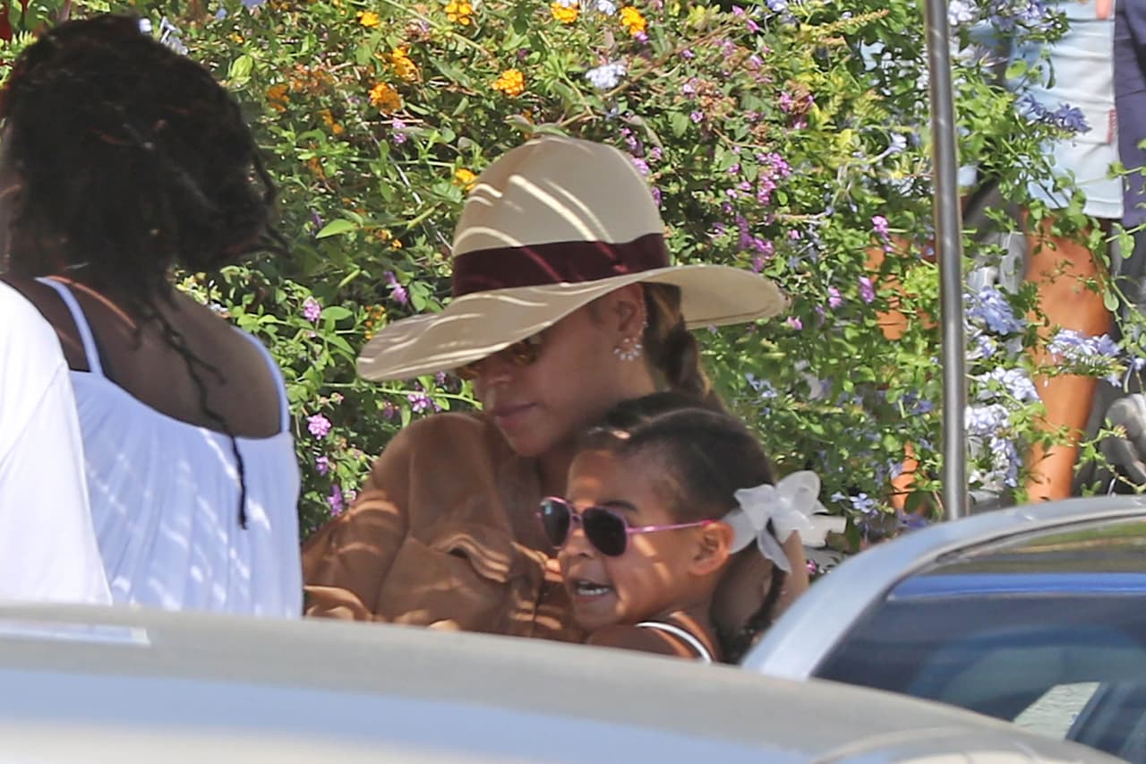 La popular nena lució encantadora con moños blancos y gafas muy modernas.