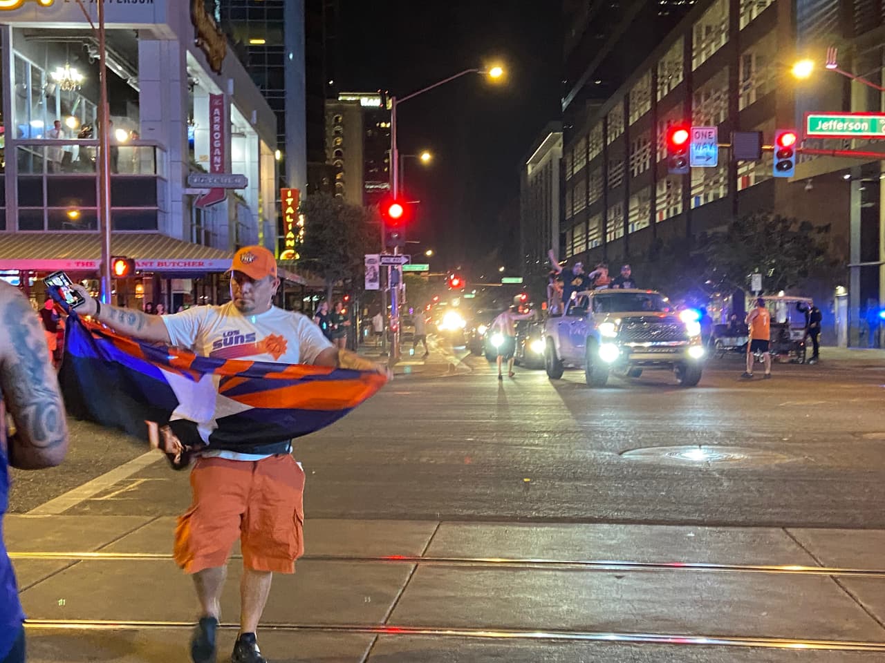 Banderas, gritos, toques de bocinas y cánticos así celebraron los aficionados a los Phoenix Suns.