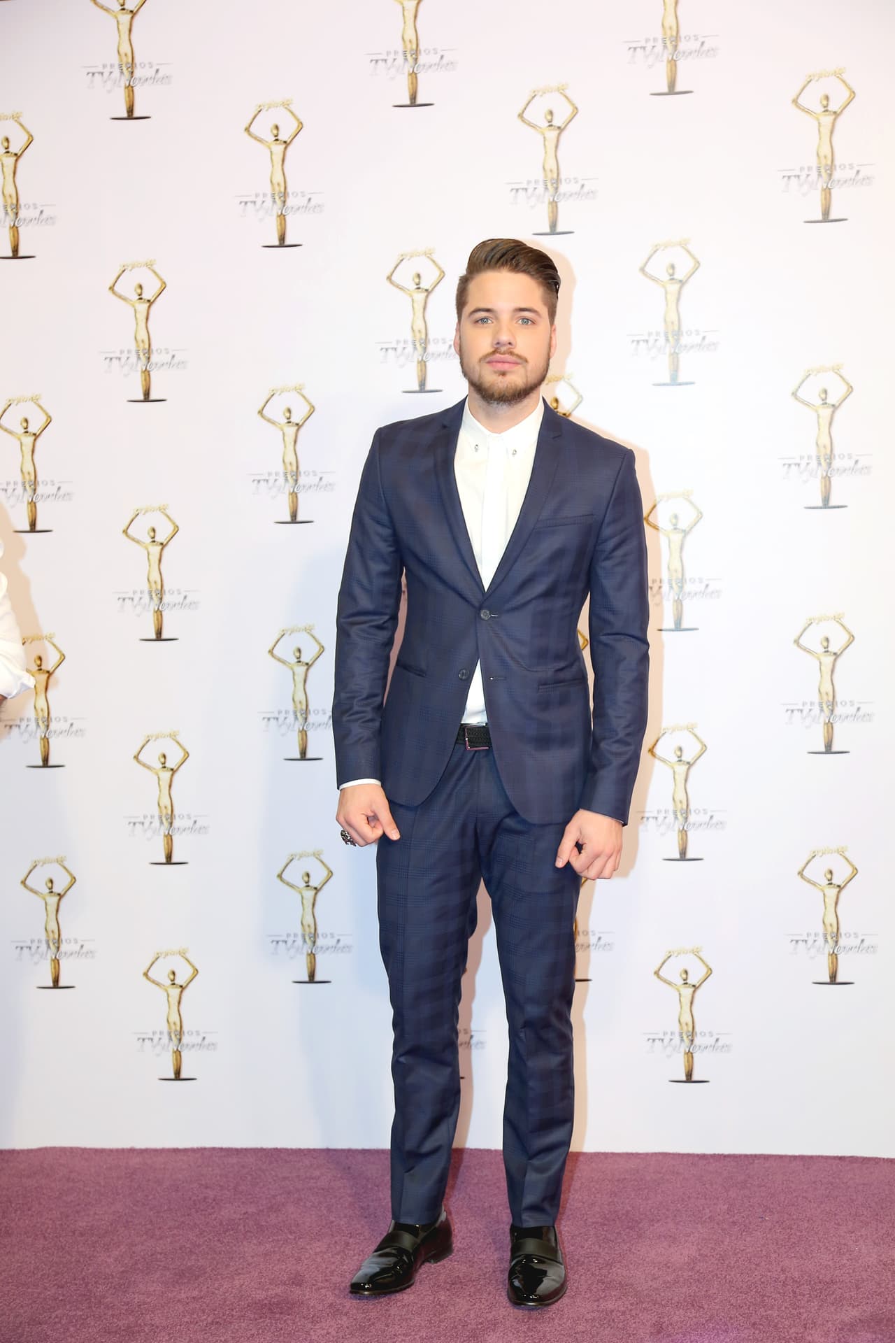 <b><a href="http://www.univision.com/temas/william-valdes">William Valdés</a></b> fue otro de los conductores de 
<b><a href="http://www.univision.com/">Univision</a></b> que escogió desfilar con un atuendo color azul.