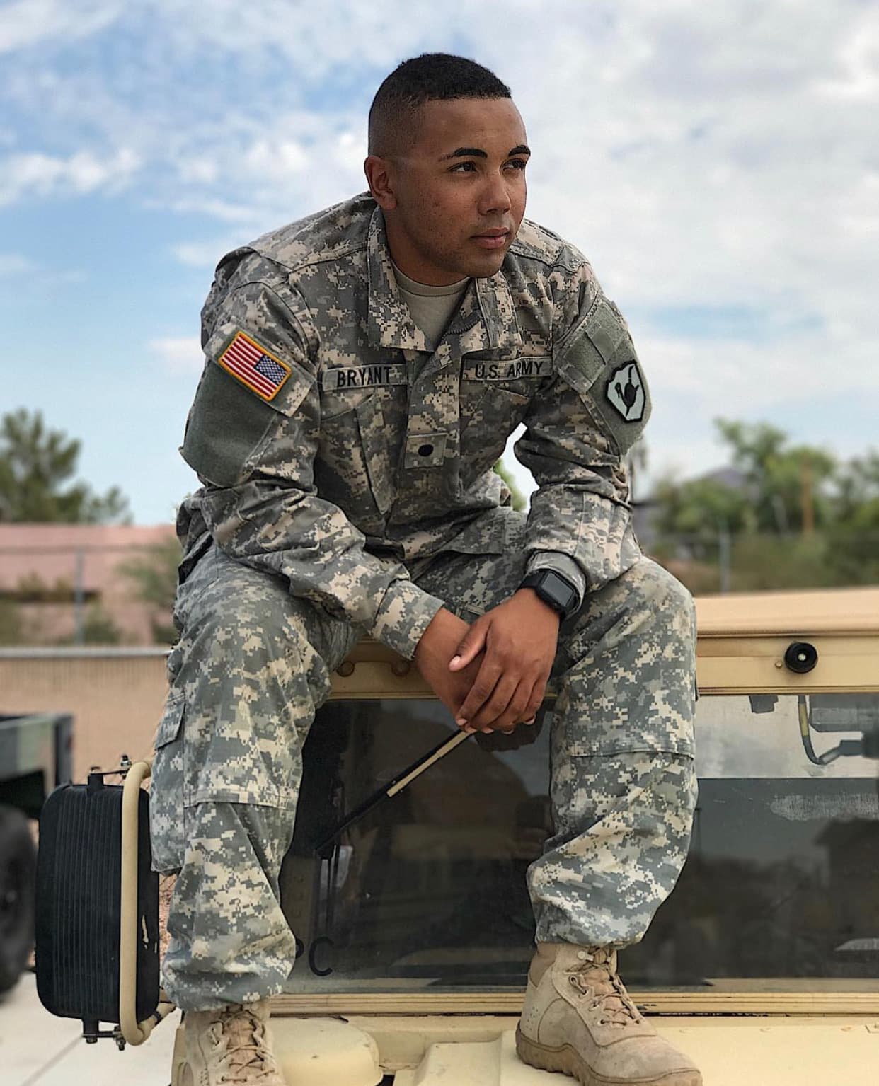 Un portavoz de la Guardia Nacional de Arizona informó que 
<b>Robert Dwayne Bryant Jr., de 23 años</b>, estaba tomando la prueba de preparación para el Curso Básico de Líder de Oficiales. cuando 
<b>se cayó durante una parte de la prueba el martes por la mañana en el lago de Tempe. </b>Los paramédicos llegaron poco después y lo llevaron al Hospital Tempe St. Luke, donde murió 24 horas después. 
<br>