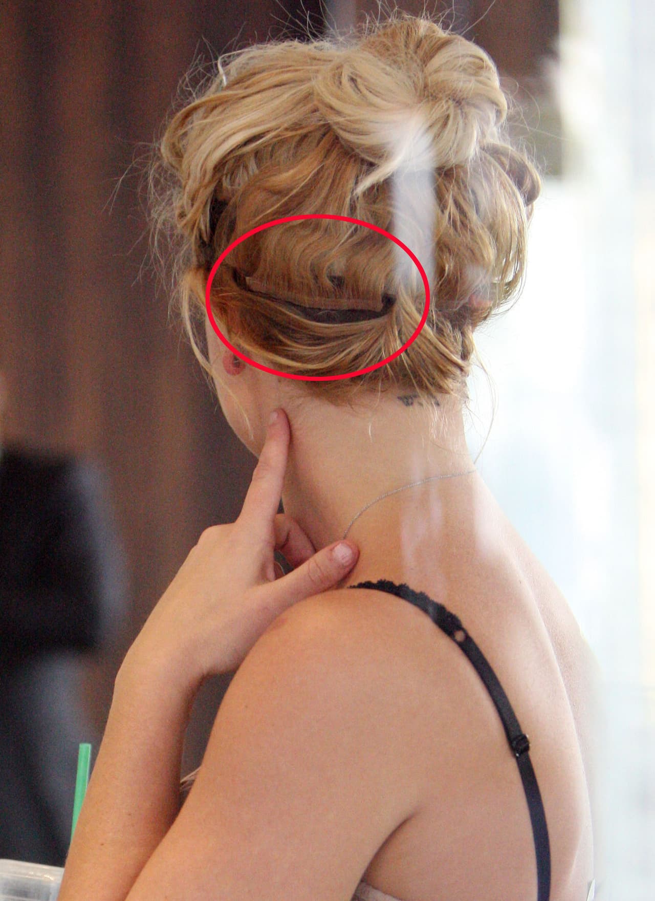 ¡Ah 'Brit'! No está mal ocupar extensiones para ocultar la falta de cabello, lo malo es cuando te las pones mal.