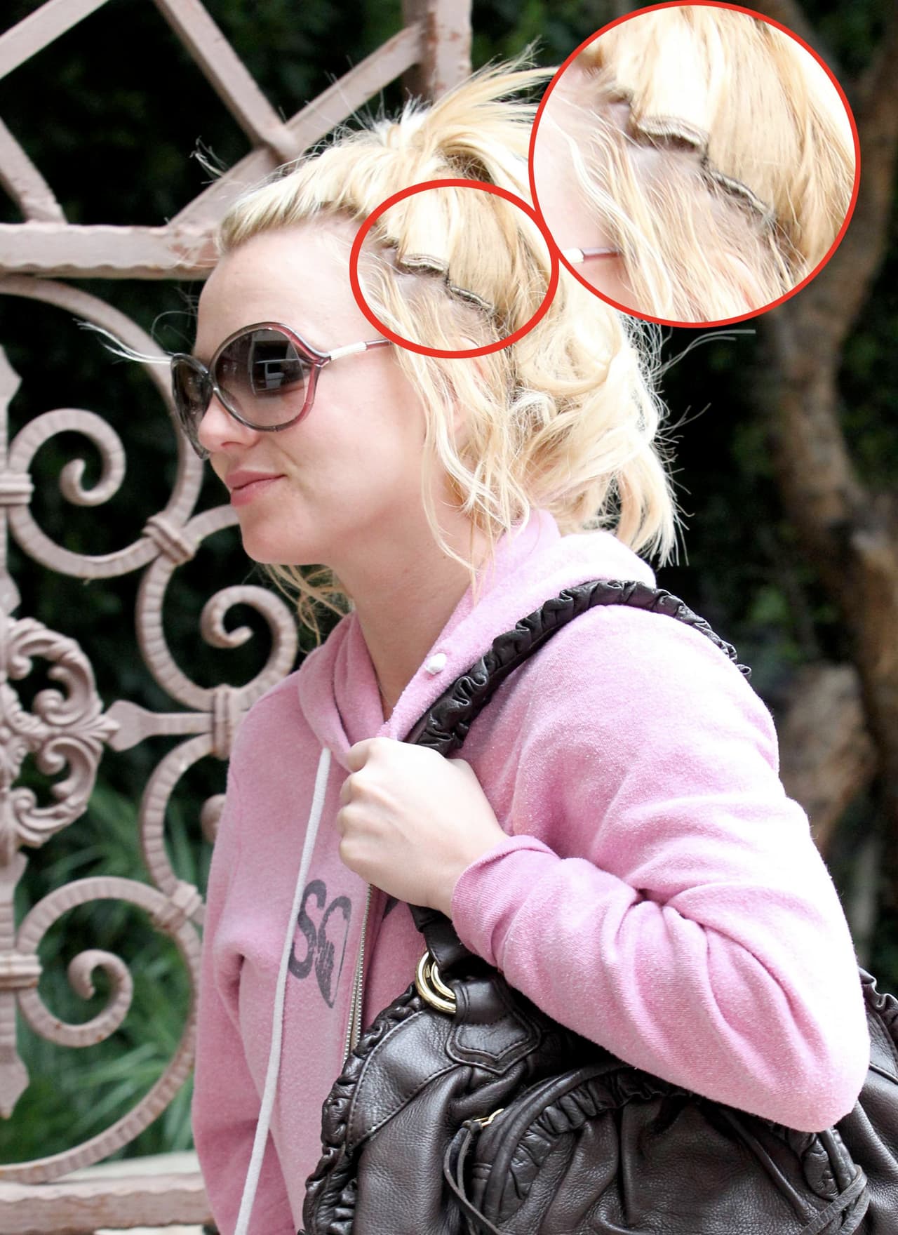 Como no tiene ya mucho cabello, recurre a extensiones, pero ¡se las pone mal! Y de nuevo deja en evidencia su calvicie.