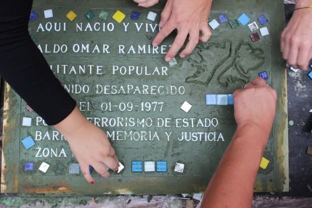 La historia secreta de las 'baldosas por la memoria' que pueblan las aceras de Buenos Aires