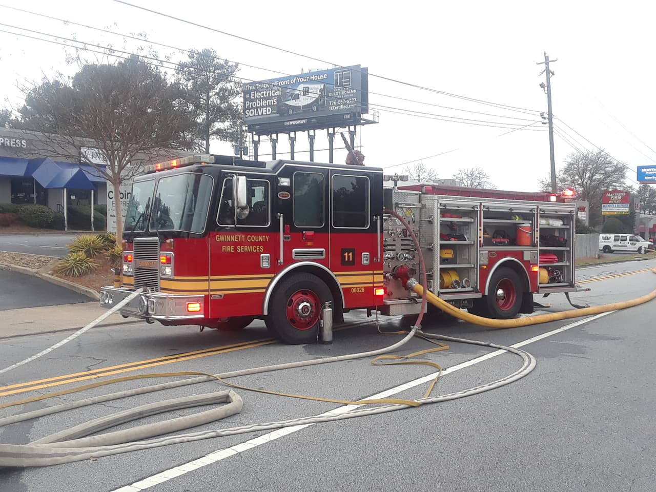 Para atender el fuego se requirió del trabajo de cuerpos de bomberos de los condados de Gwinnett y de Dekalb.