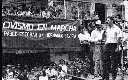 Además de su expreso gusto por la política, Pablo Escobar confesó en una entrevista su gusto por el periodismo, profesión que dijo "de no haberse dedicado a su conocida carrera, le hubiese gustado ser periodista".