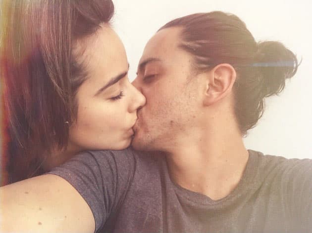 Fue con este beso que la pareja de actores anunció su romance a través de las redes sociales.