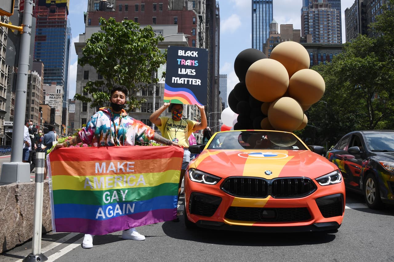 "Es algo grande para celebrar porque el desfile del orgullo original (de 1970) comenzó con el movimiento de los
<a href="https://www.univision.com/temas/derechos">derechos</a> civiles", dijo Matthew Fischer mientras distribuía desinfectante para manos el domingo en Foley Square. "Así que realmente estamos volviendo a las raíces de eso y asegurándonos de abarcar todo lo que permite a las personas ser quienes son".
<br>
<br>Y muchos así lo entendieron, manifestándose de varias formas, como con cinco autos decorados que representan los
<b> cuatro Grand Marshals del Pride Parade de Nueva York, y uno en honor a los trabajadores de primera línea. </b>
<br>