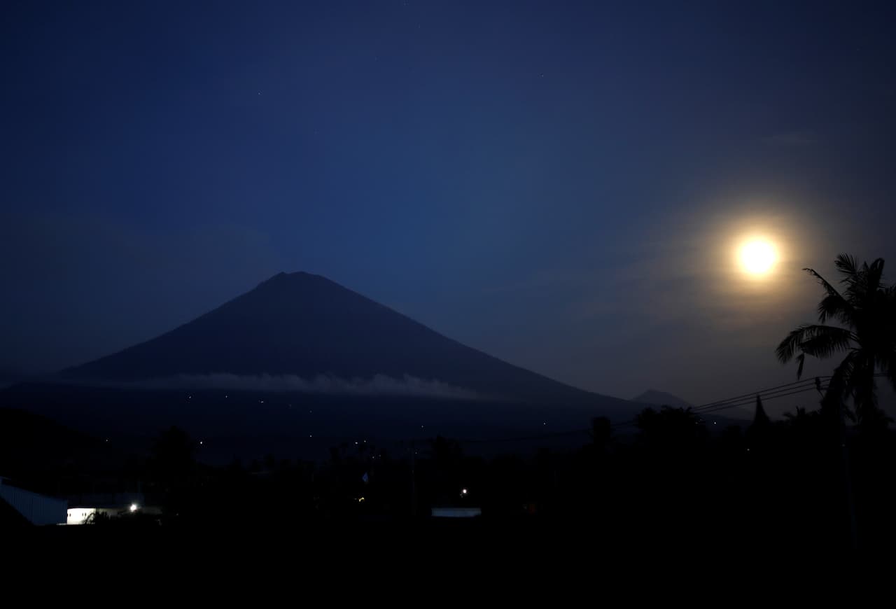 Una estampa de la superluna en Bali, en la que se capta el volcán Mount Agung.