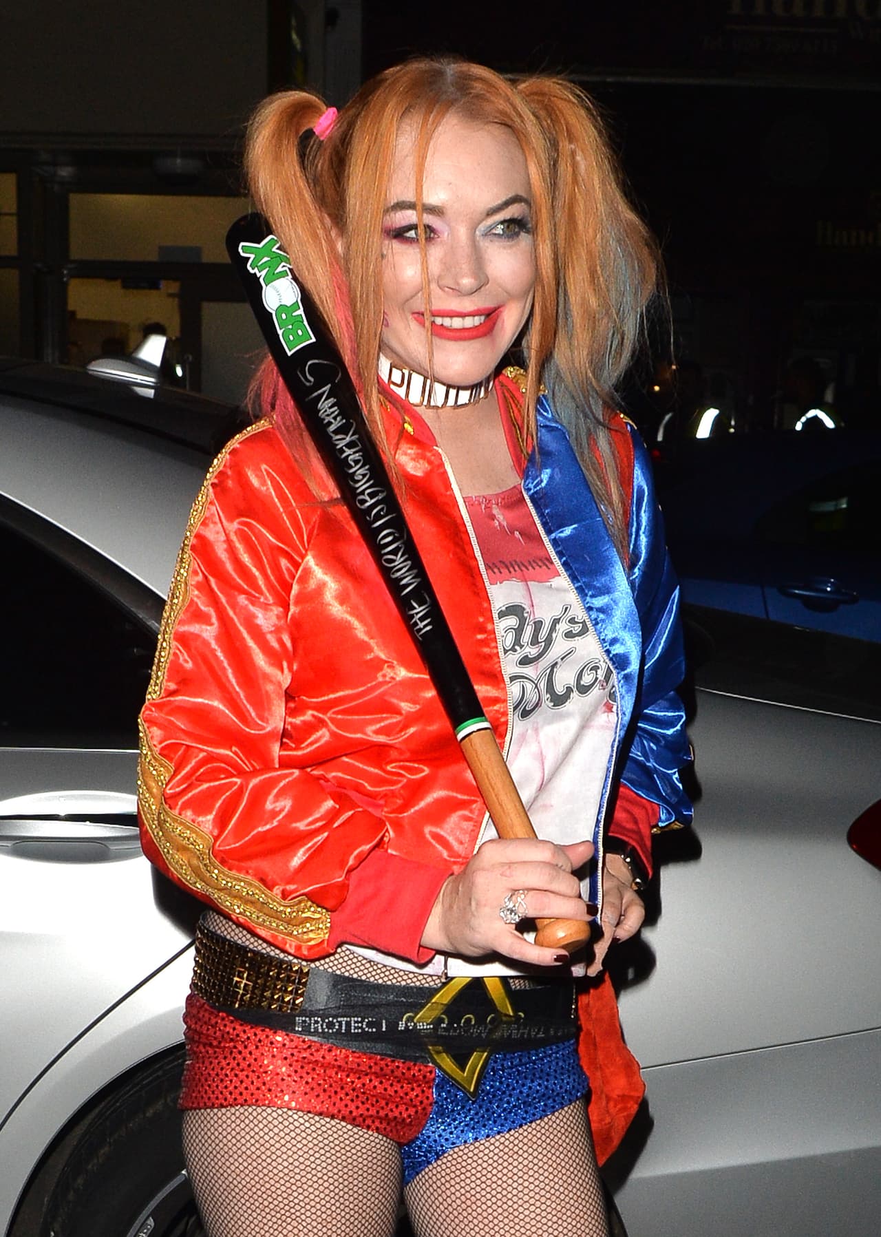 No podía faltar su bate de beisbol.