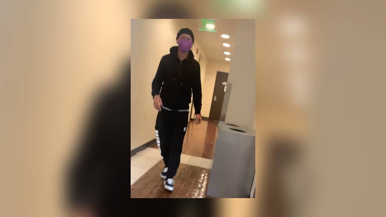 Denuncian a sujeto que grabó a una estudiante en baño en Sac State