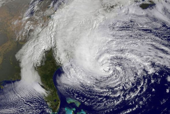 Según el Centro Nacional de Huracanes (CNH), "Sandy" ya se encuentra frente a las costas de Carolina del Norte, donde se han registrado fuertes lluvias y se esperan vientos de hasta 62 kilómetros hora, mientras que el centro del ciclón, con vientos máximos sostenidos de 120 kilómetros por hora, se encuentra a 440 kilómetros al sureste de Cabo Hatteras (Carolina del Norte) y a 930 kilómetros al sur de la ciudad de Nueva York, informó Efe.