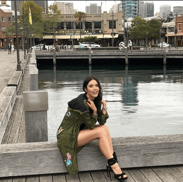 Si quieres lucir tus piernas y sentirte cómoda al mismo tiempo puedes utilizar una falda, romper o short y combinarlo con una gabardina larga. Además de estilizar tu figura con unas zapatillas abiertas.