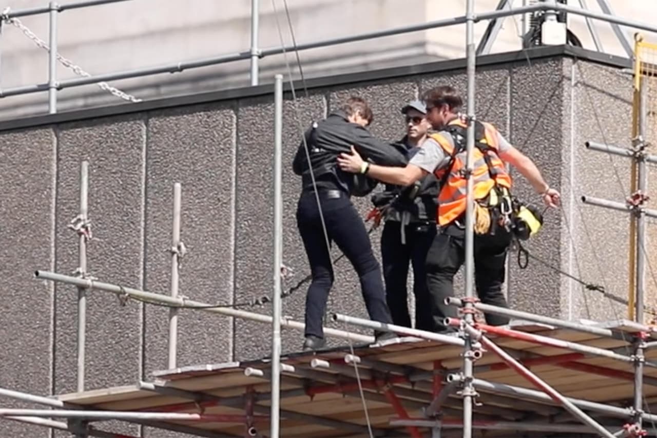 Tom Cruise, de 55 años, se lastimó también la cadera durante la accidentada grabación.