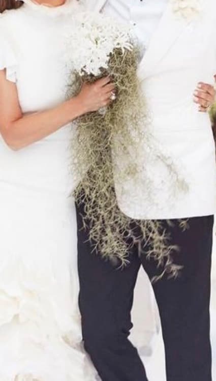 Jennifer eligió un ramo de novia en cascada que, de acuerdo con Vogue España, era uno de los diseños más usados en las décadas de los 80 y 90, incluso entre la realeza. 
<br>