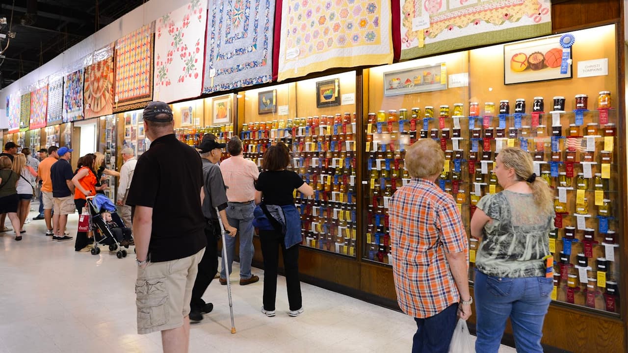 🚍
<b>Puedes llegar también a la Feria Estatal de Texas 2023 en DART</b>, las estaciones más cercanas son: Fair Park y MLK Jr., quedan a poca distancia de la Puerta SEIS y el Estadio Cotton Bowl.
<br>🚆
<b>La Línea Verde pasa aproximadamente cada 10 minutos</b> entre el centro de Dallas y Fair Park.