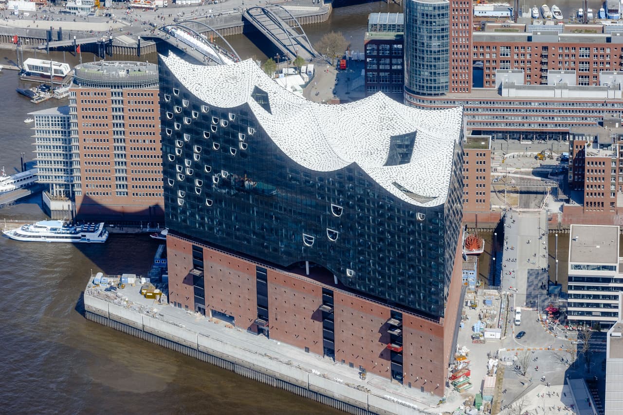 En su punto más alto el edificio mide 110 metros. La forma de su azotea simula una sucesión de olas, en un diseño que parece imitar la superfice del río Elba. Debajo de este techo se encuentran dos salas de conciertos, la principal para 2,100 espectadores y otra para 550. Además, el complejo tiene 45 apartamentos y el hotel Westin Hamburgo, de 250 habitaciones.