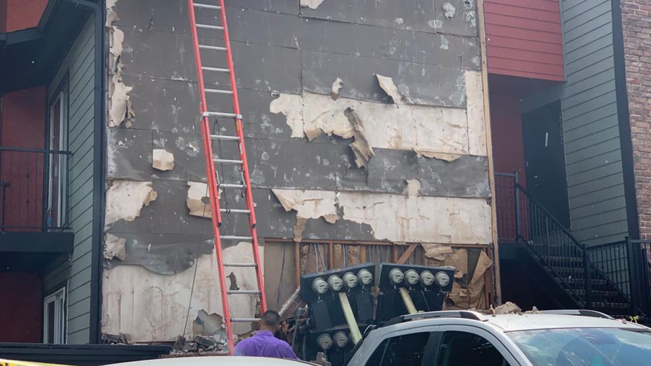 Los ladrillos de la pared de este complejo de departamentos colapsaron luego de todo un día de intensas lluvias.