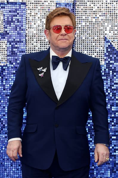 El cantante
<b><a href="https://www.univision.com/famosos/rocket-man-al-rescate-elton-john-defiende-a-harry-y-meghan-de-las-criticas-por-sus-vuelos-en-jets-privados-fotos">Elton John salió en defensa de los duques</a></b> y aclaró que él fue quien proporcionó el jet que los llevó a Niza en donde el intérprete tiene una casa de descanso.