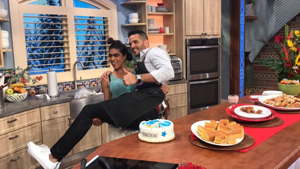 Mela quería llevarlo a festejar por su cuenta, pero faltaba el pastel de verdad.