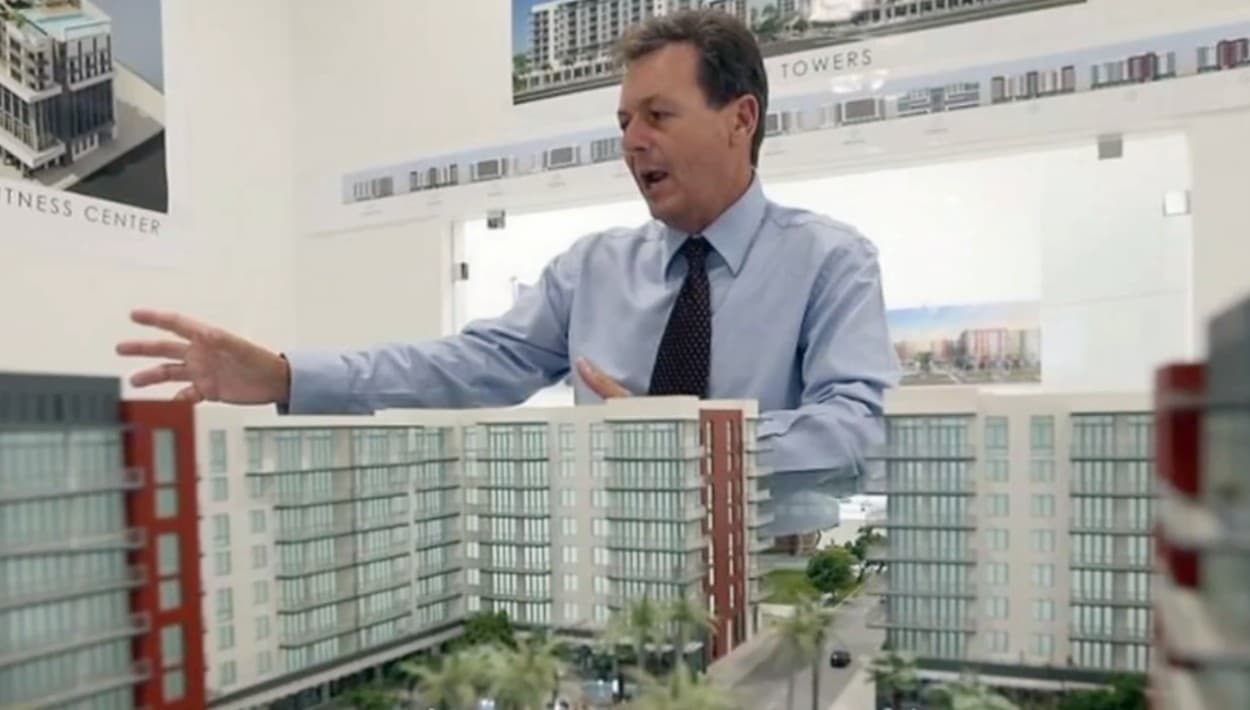 No era la primera vez que Pino, quien inmigró de La Habana a Miami cuando tenía 12 años, enfrentaba una situación difícil. Se distinguió como fundador del negocio inmobiliario 
<b>Century Homebuilders Group</b>, responsable de la construcción de 
<b>más de 15,000 viviendas</b> en el sur de la Florida. También fundó el 
<b><a href="https://www.univision.com/noticias/univision-investiga/cronologia-para-entender-el-caso-de-ricardo-pierdant-y-la-familia-presidencial-de-mexico-negocios-viajes-contratos" target="_blank">banco Century Bank</a></b>, del cual más tarde se desligó, y formó parte de la junta de directores de la 
<b>Universidad Internacional de Florida (FIU).</b>