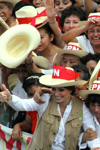 Angélica Rivera se divorció del productor José Alberto 'El Güero' Castro (padre de Sofía Castro) en 2007 y un año después comenzó su noviazgo con Enrique Peña Nieto, quien en ese momento era gobernador del Estado de México.