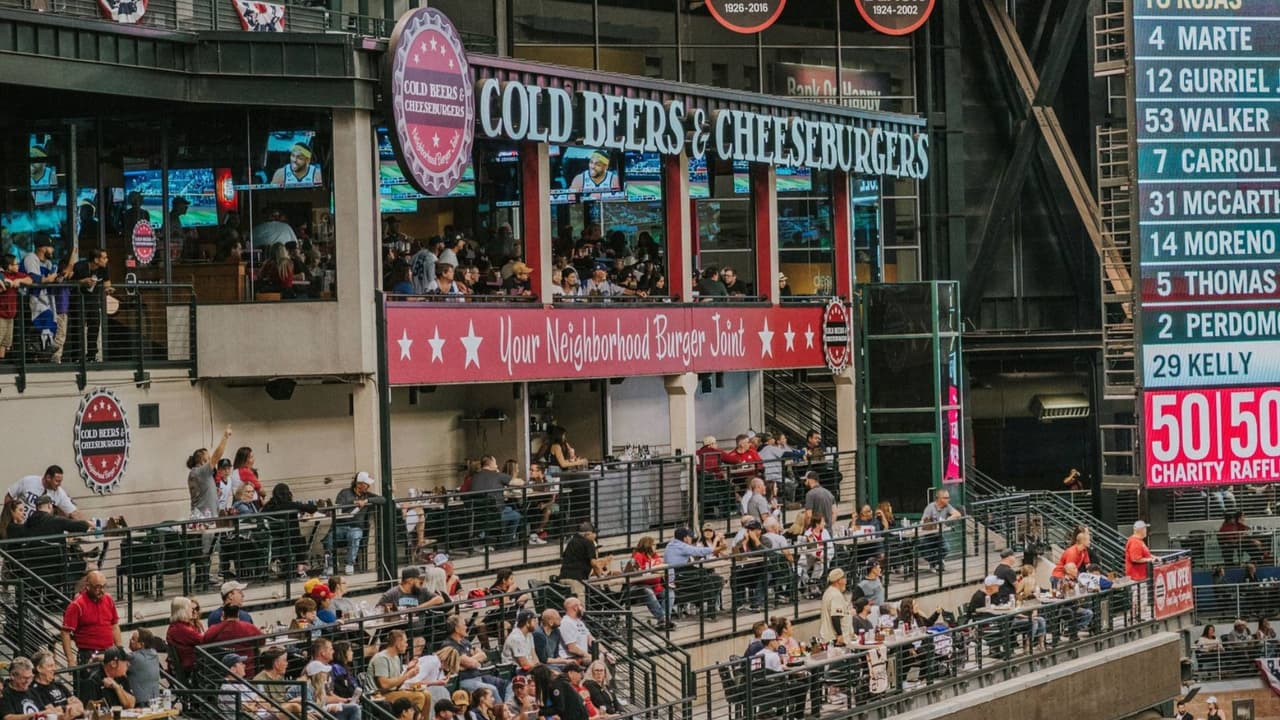 <b>Cold Beers and Cheeseburgers</b>
<br>Disfruta de los dos primeros juegos de la Serie Mundial con vista al Chase Field desde Cold Beers and Cheeseburgers, que se encuentra al interior del estadio. Visita la página oficial para conocer otras ubicaciones y promociones especiales.