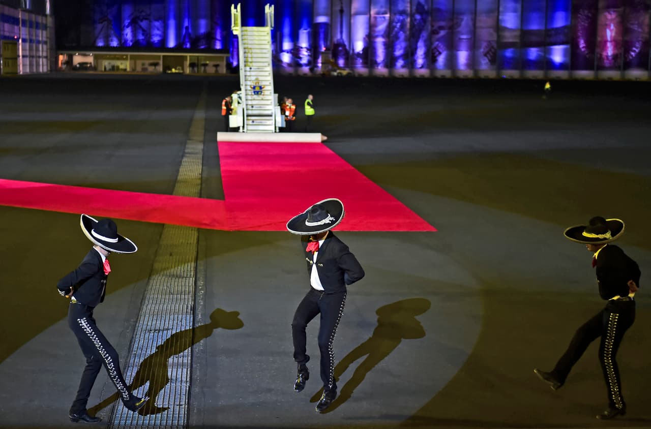 Mariachis entretenían al público antes de la llegada del Papa.