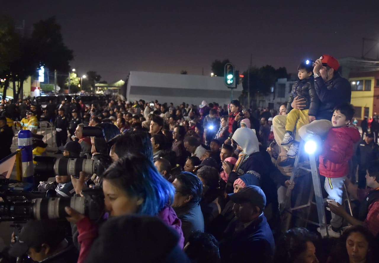 La gente utilizó linternas y las luces de sus celulares para "alumbar" el camino del Papa.