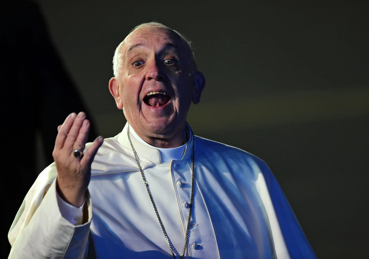 Francisco recorrió las gradas para saludar a los presentes.