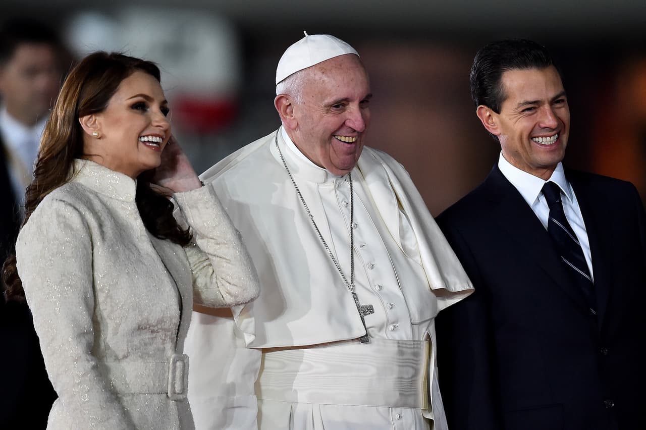 Angélica Rivera, esposa de Peña Nieto, también recibió al Papa.