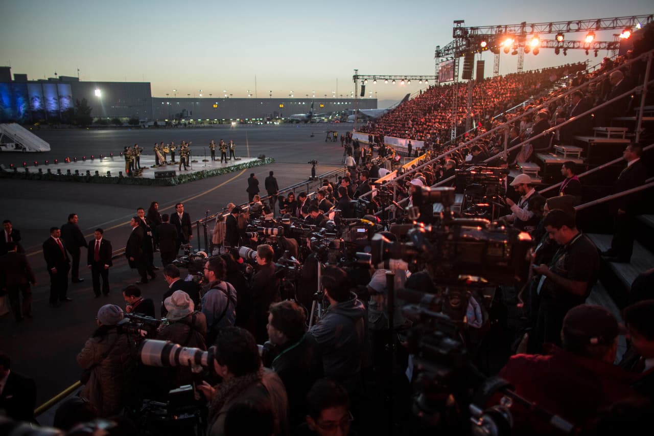 Cientos lo esperaban en el aeropuerto Benito Juárez.