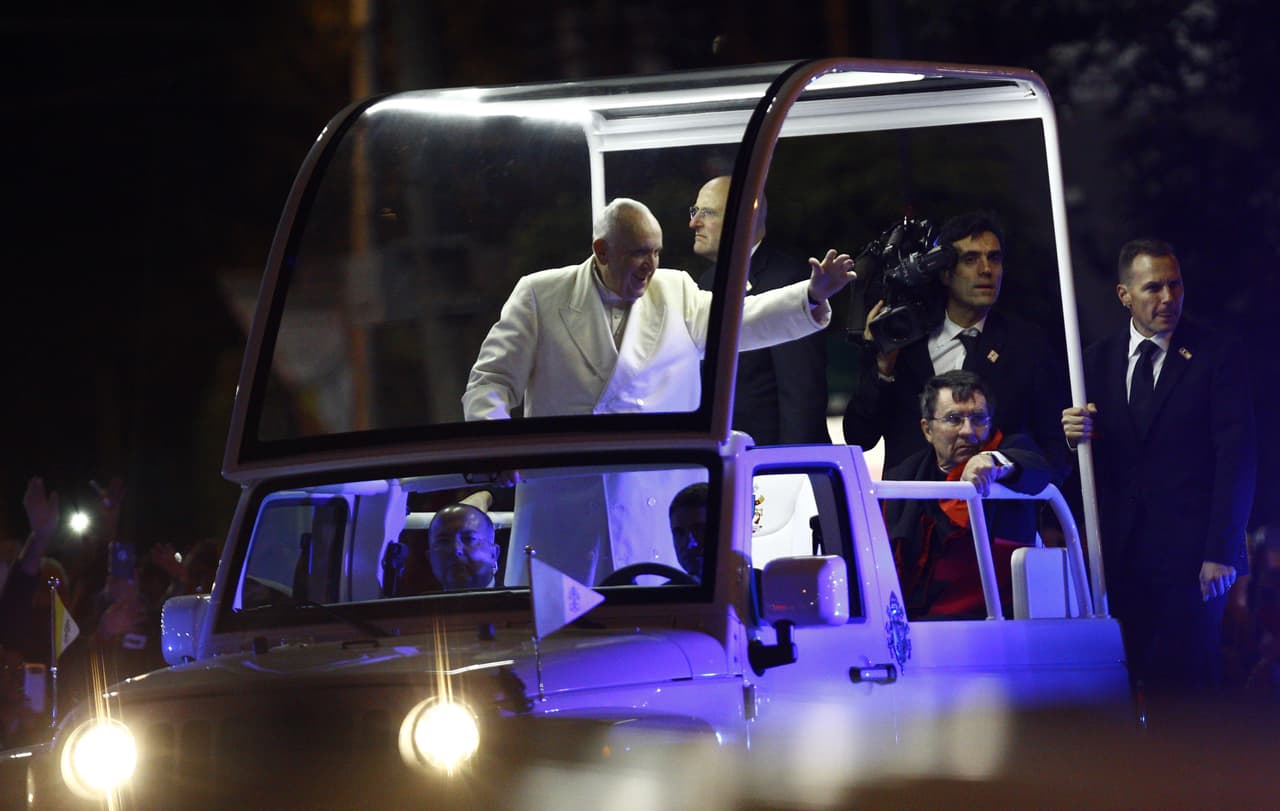 Una Jeep Wrangler modificada sirvió como Papamóvil.