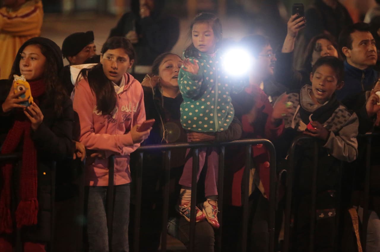 En las calles, niños y adultos le dieron la bienvenida con linternas y pañoletas.