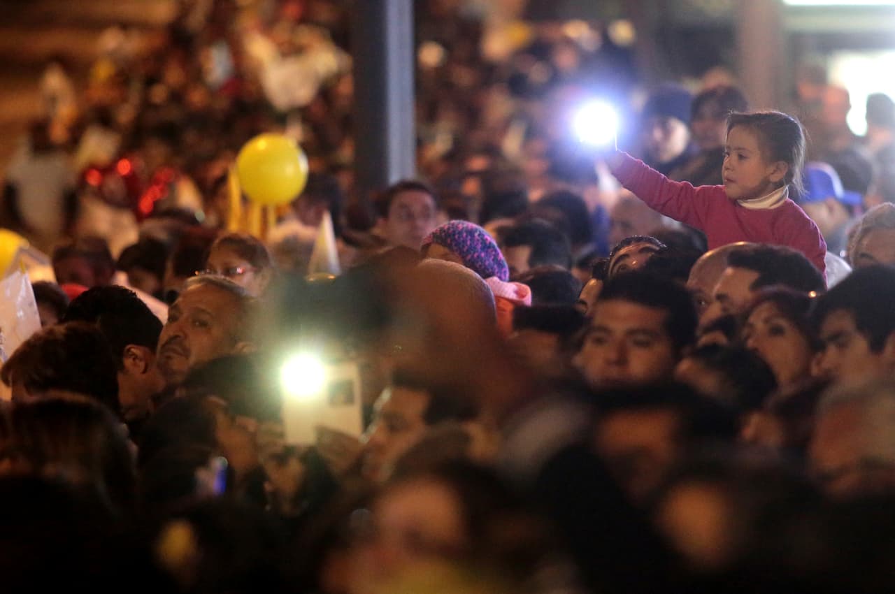 Las linternas eran parte de una campaña oficial para "alumbrar" la llegada del Papa.