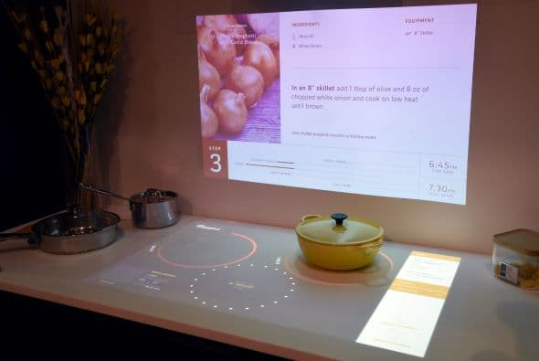 Por su parte, Whirlpool lanzó un concepto de cocina que incluye una superficie para cocinar inteligente. La superficie detecta los utensilios para cocinar y calienta sólo el área en la que ha sido colocado el artefacto.