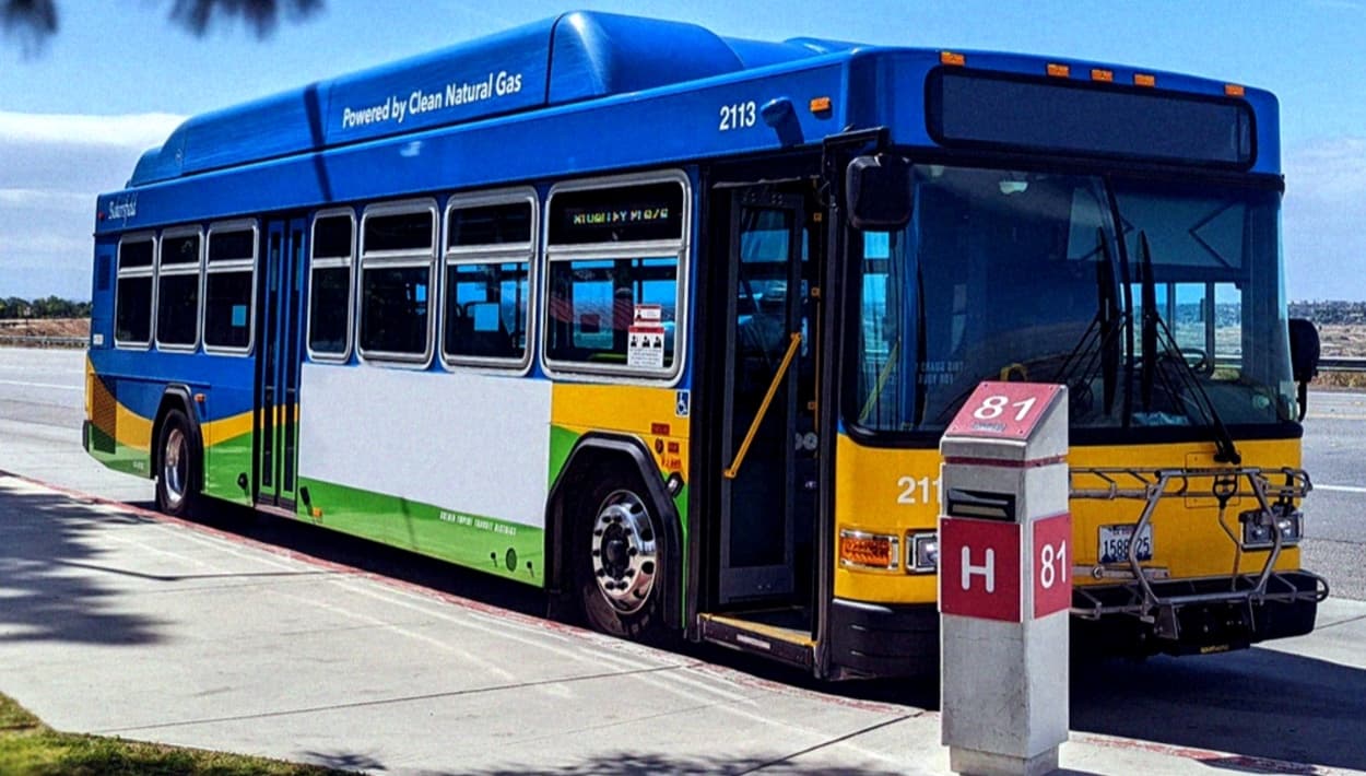 Compañía de autobuses ofrece viajes gratis a estudiantes durante este año escolar
