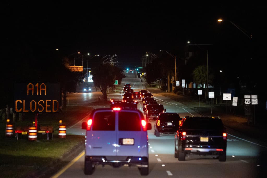 Así luce la caravana presidencial de Donald Trump en la noche del domingo 21 de diciembre.