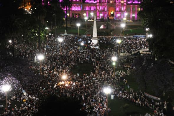 Decenas de miles de opositores a la presidenta Cristina Kirchner participaron la noche del jueves en un "cacerolazo" en Buenos Aires y otras ciudades argentinas, convocados por las redes sociales para rechazar un plan de nueva reelección y protestar contra la inseguridad.