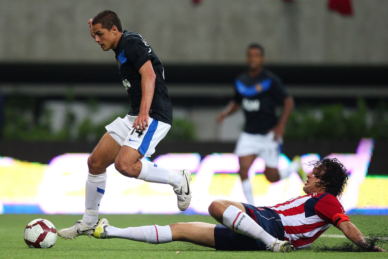 Aquí Héctor Reynoso, el entonces capitán del equipo tapatío, barriéndose para complicar a Chicharito en el segundo tiempo del partido. Reynoso actualmente está retirado, dijo adiós al fútbol en 2016.