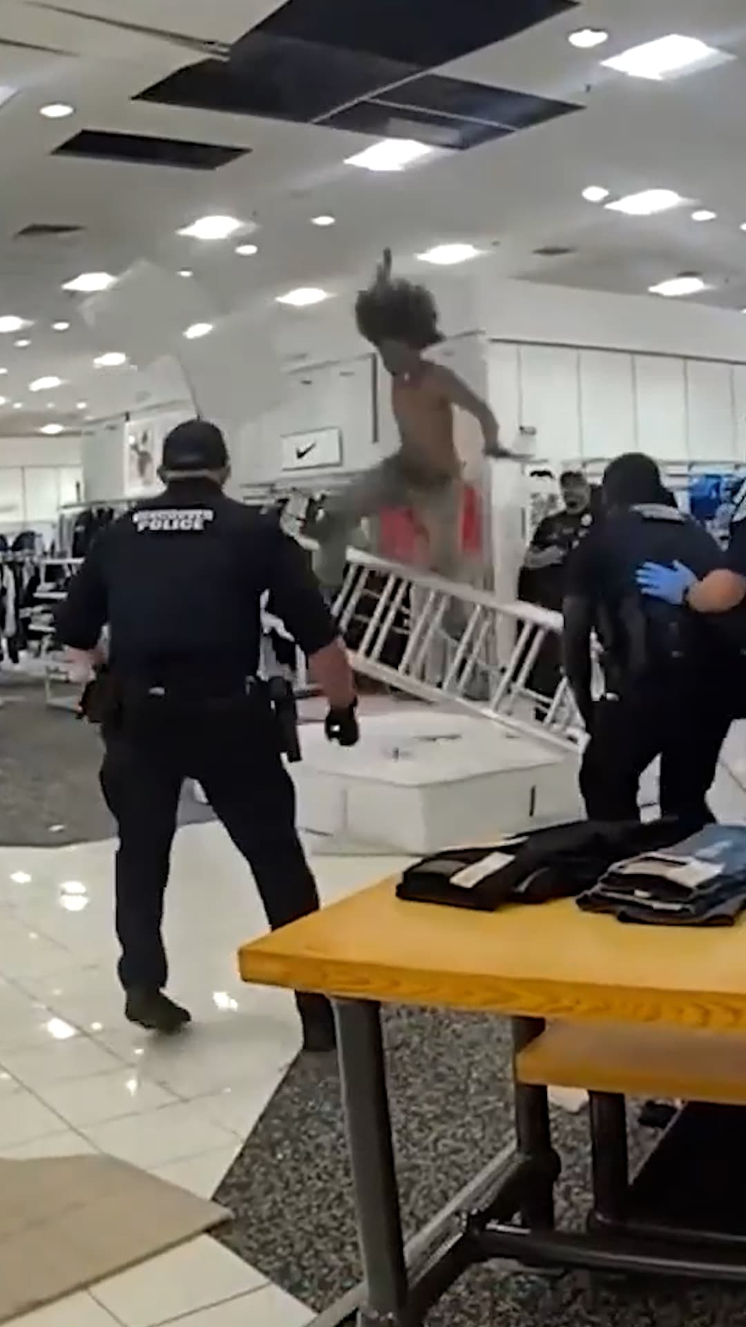 Hombre camina sobre el techo de una tienda y provoca daños; policías intentan bajarlo durante más de una hora