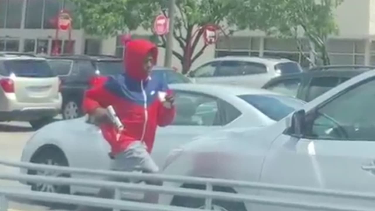 Buscan a sospechoso de robo a mano armada en estacionamiento de Target