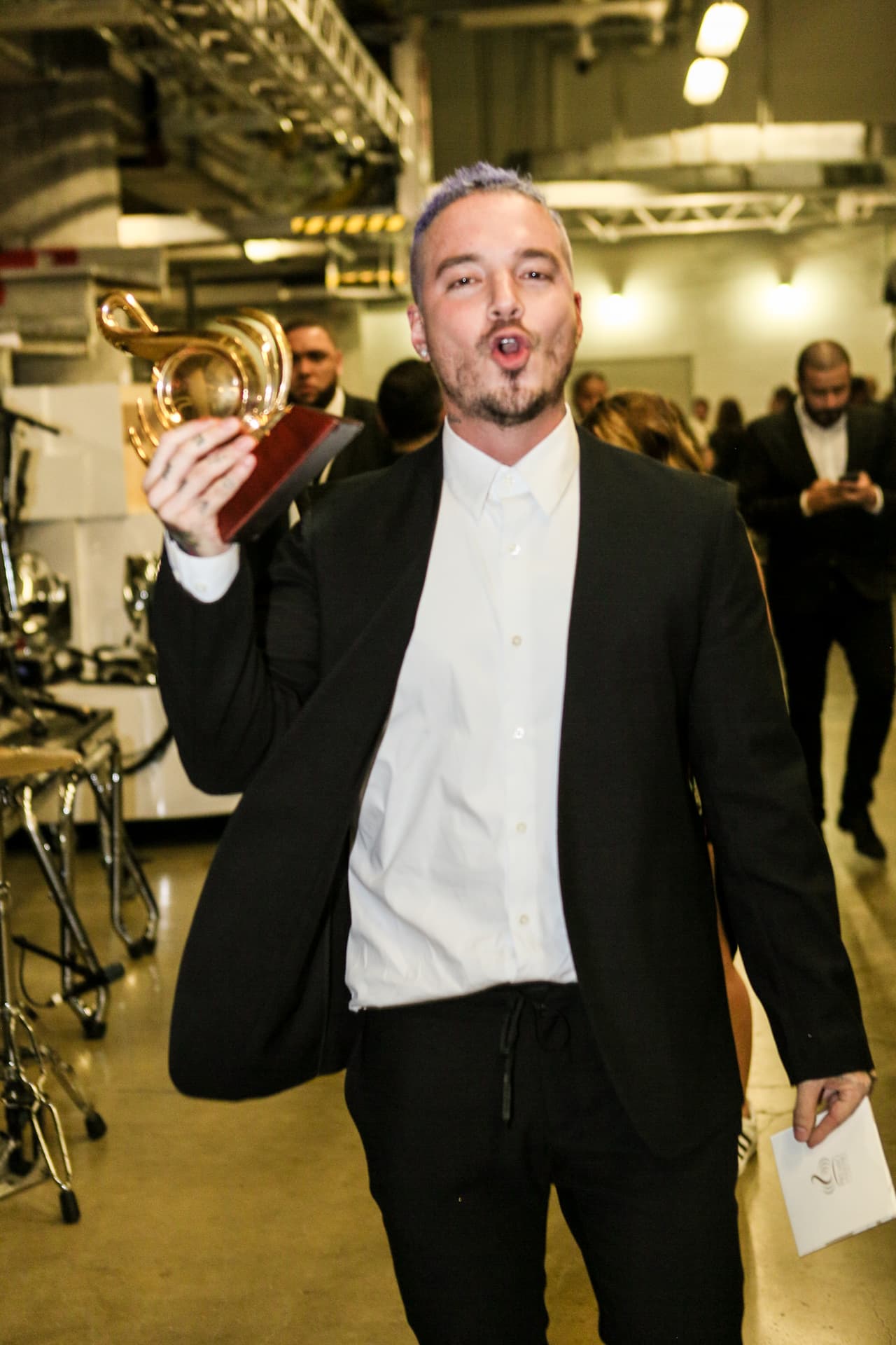 Una cosa fue lo que viste en televisión y otra lo que te perdiste. Pero, relax! Nuestro lente te trae el detrás de cámaras de la esta entrega de Premio Lo Nuestro.