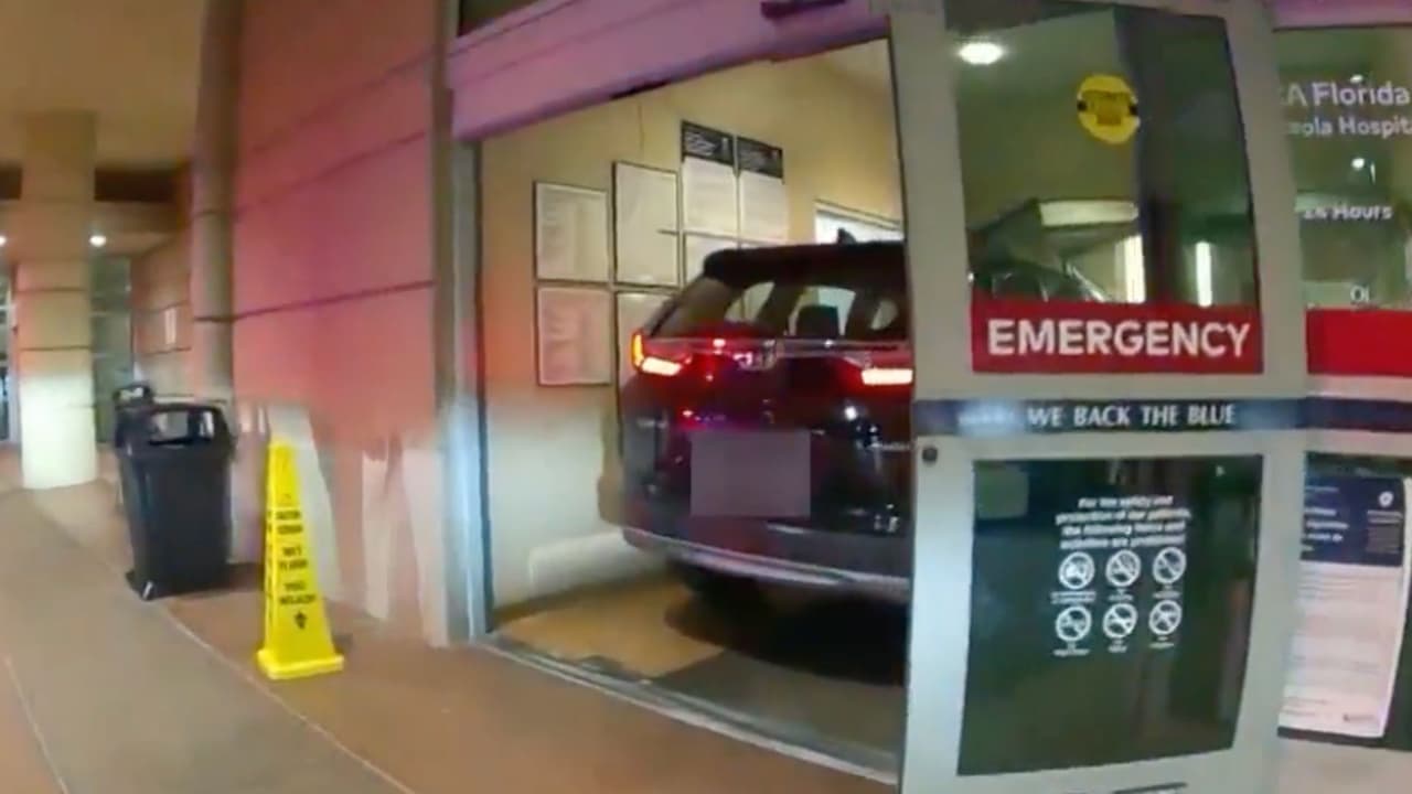 Mujer maneja su camioneta a través de una sala de emergencias en un hospital de Osceola 