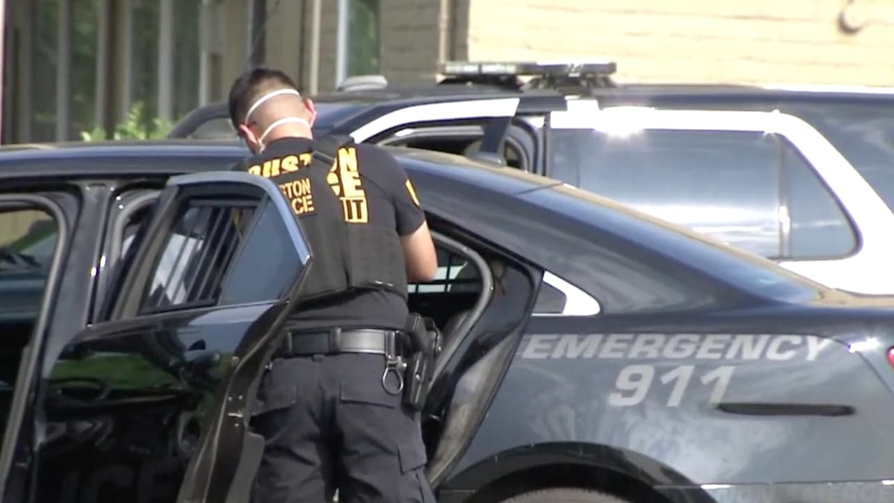 Otros trabajadores esenciales son los oficiales de la policía de Houston quienes a pesar de la pandemia del coronavirus y que algunos de sus compañeros se infectaron, siguen al frente de la batalla protegiendo a la población.