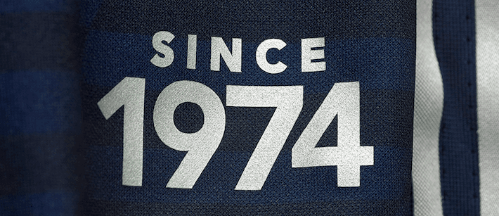 En la parte inferior izquierda de la camiseta se puede observar un recuerdo del año de fundación del club, "Since 1974" (Desde 1974).
