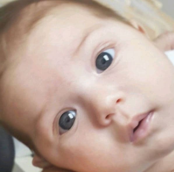 Baby Kamilia parece una muñequita sin lugar a dudas.