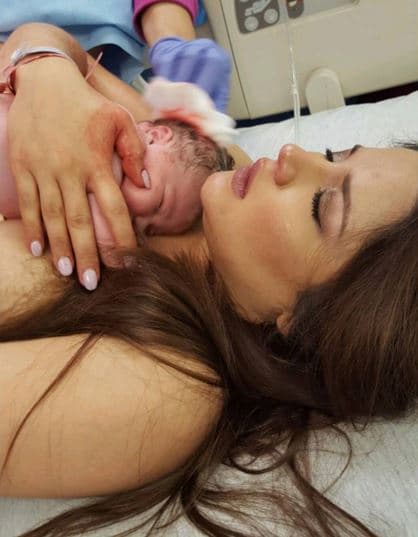 Esta fue la primera foto que compartió luego de haberla dado a luz. Un momento íntimo que muestra la conexión de madre e hija.