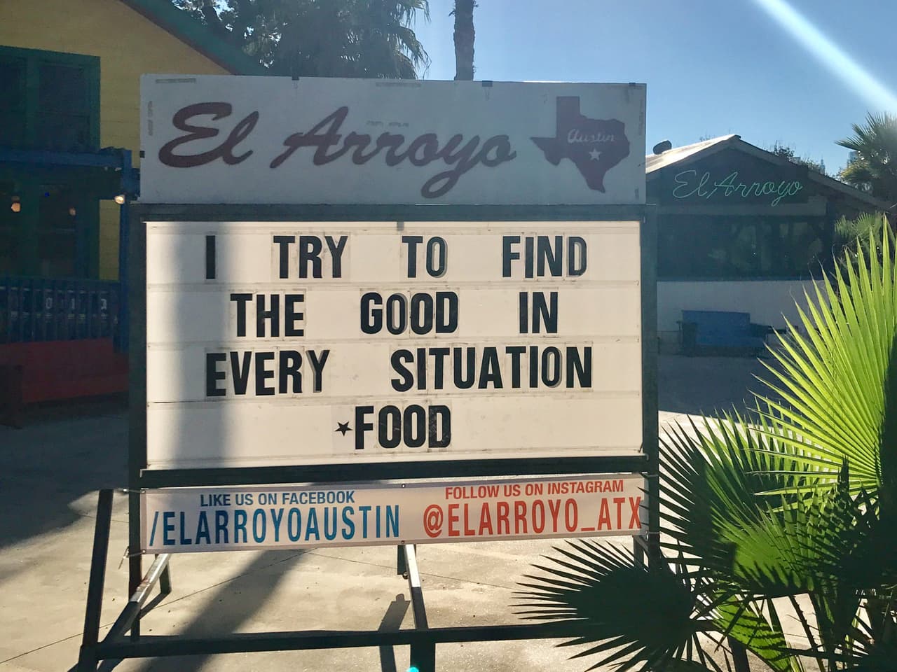 Los juguetones mensajes o bromas hacen referencia a la cotidianidad, el gusto por la comida y/o hechos actuales de cultura pop, política, deportes, conmemoraciones, naturaleza y hasta el clima.