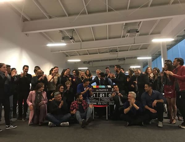 Entre aplausos, risas y abrazos el equipo de producción celebró el inicio de esta aventura.