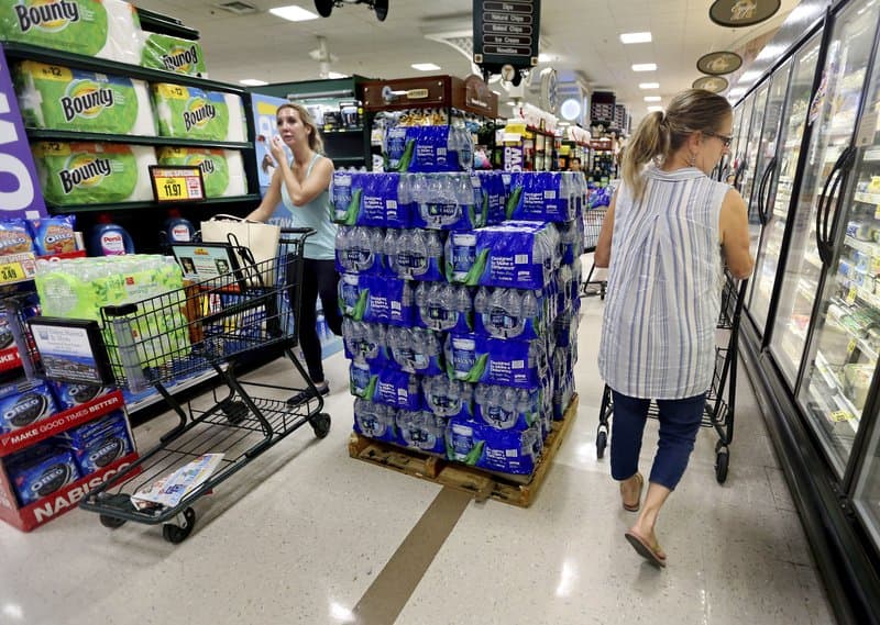 <b>10. Almacena una reserva de víveres y agua dentro del vehículo</b>. Esto va a ser muy importante para aquellas personas que por cualquier motivo tengan la necesidad de buscar resguardo dentro de su vehículo y deban trasladarse a un lugar lejano luego de que su hogar ha sufrido daño sustancial después de la tormenta. Incluye también ropa seca para varios días, franelas, toallas y artículos de higiene personal.